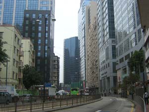 고층 빌딩이 빽빽이 들어선 홍콩의 거리